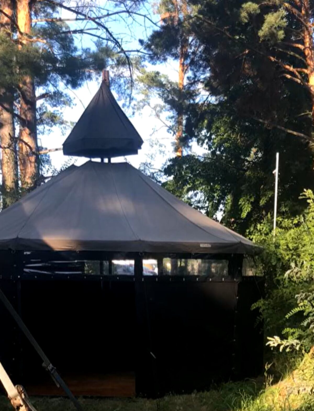 5er Jurte in Berlin Brandenburg mieten, schwarze Jurte im Wald