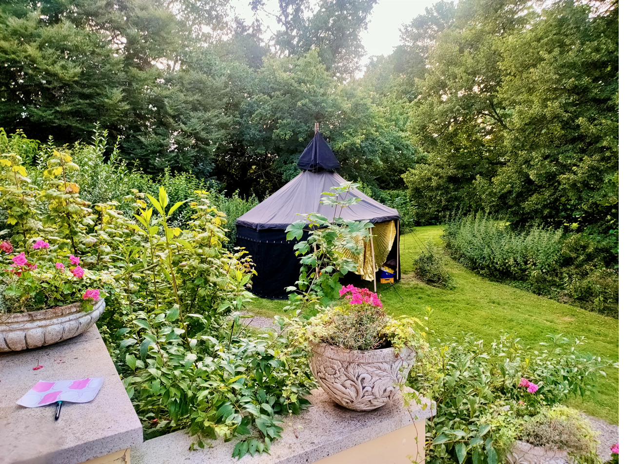 Jurte im Garten mit festlicher Dekoration und Wimpeln